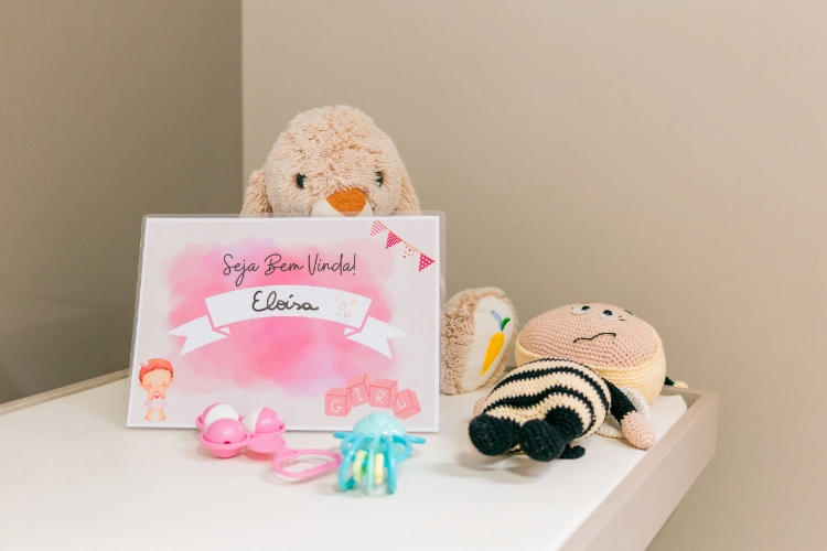 Sala de espera confortável no consultório da Dra. Lucia